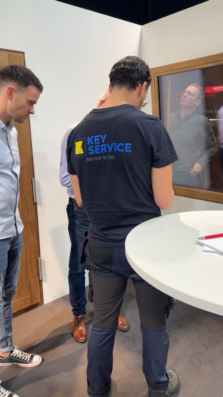 Ervaren schuifpui monteur van Key Service aan het werk